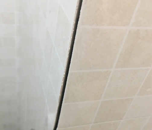 信丰瓷砖空鼓维修公司分享阳台瓷砖脱落的修复过程可以分为以下几个步骤