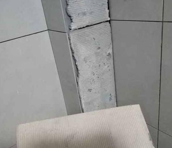 信丰瓷砖空鼓维修公司分享下厨房瓷砖脱落的补救措施。